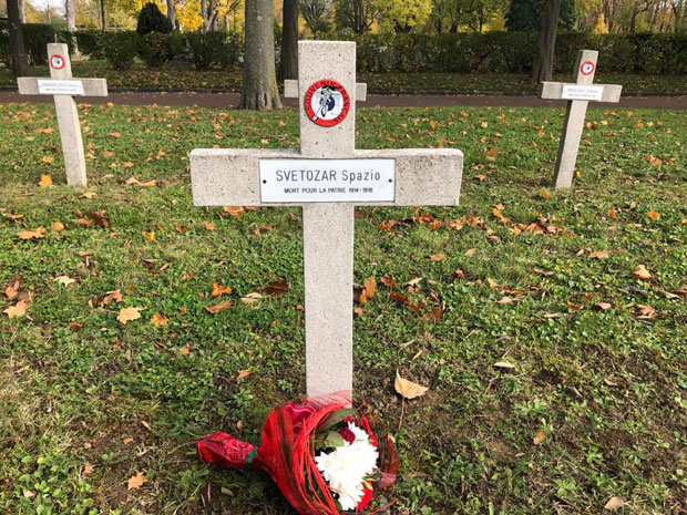 Како је Светозар постао Спазио: Током Првог светског рата стигао  до Француске, рођеном брату Милутину ампутирао ногу, Милутин се вратио у Србију, али не и Светозар